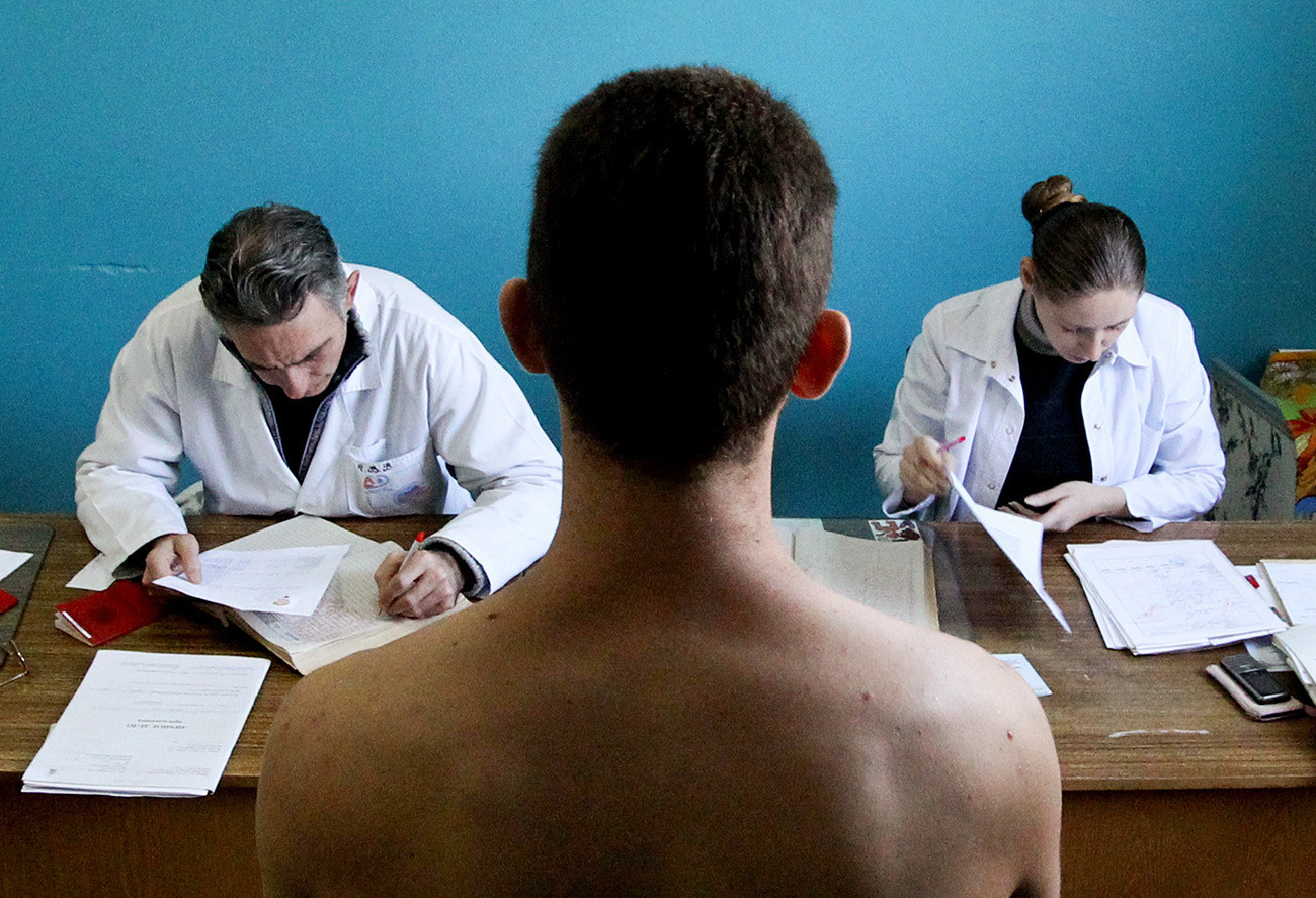 Redovni vojnik na liječničkom pregledu vojne komisije u oblasnom regrutnom centru u Vladivostoku.