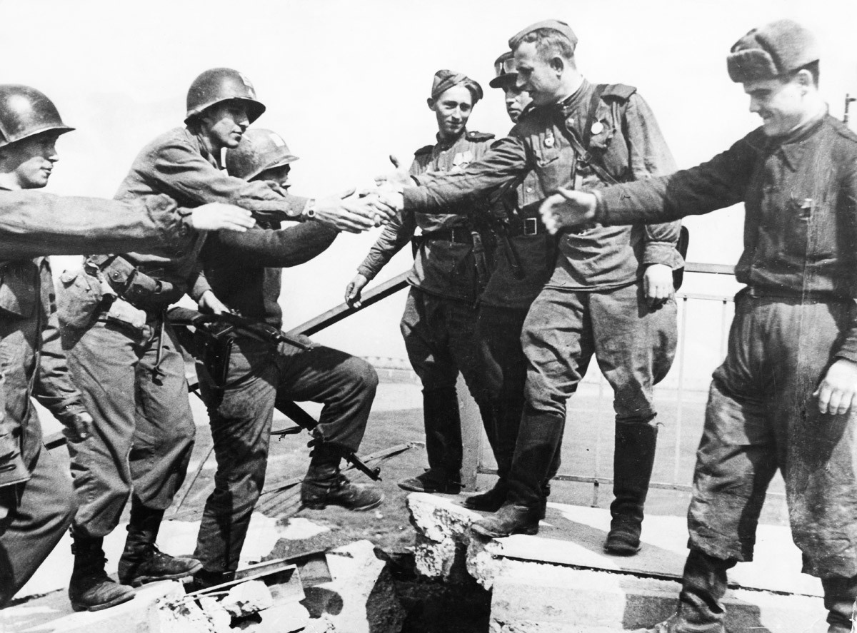 Сусрет америчких и совјетских војника 25. априла 1945. у  граду Торгау, Немачка, на реци Елби, у последњим данима Другог светског рата у Европи.