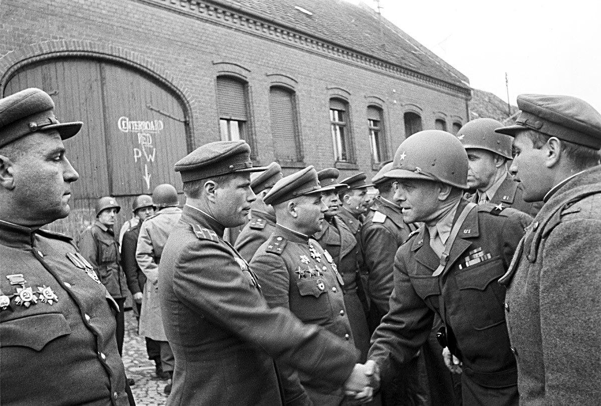 Совјетски и амерички војници се састају на реци Елби близу града Торгау у Немачкој, април 1945. 