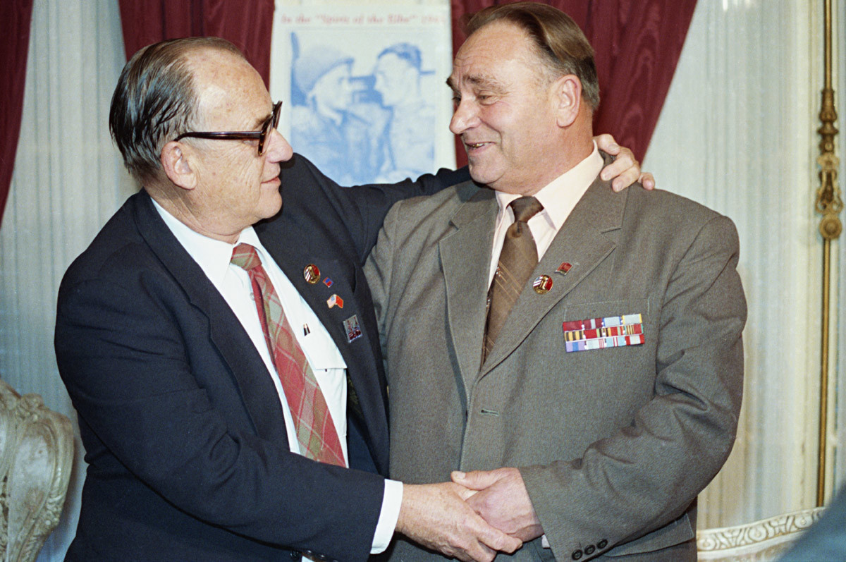 Washington, SAD, 7. prosinca 1987. godine. Američki poručnik William Robertson i gardijski poručnik Aleksandar Siljvaško za vrijeme susreta u Washingtonu, nekoliko godina poslije susreta sovjetskih i američkih trupa na rijeci Elbi u proljeće 1945.
