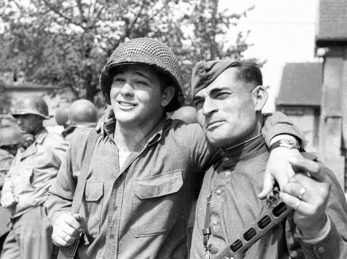 Crvenoarmejac Ivan Numladze i vojnik američke vojske Byron Shiver u susretu na Elbi.
