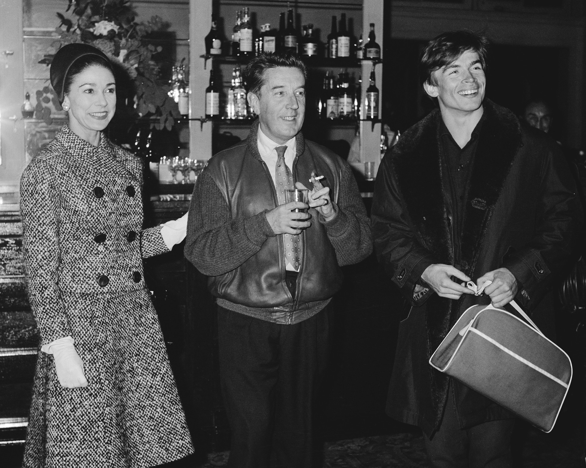 左から右：ダンサー、マーゴ・フォンテイン、フレデリック・アシュトンとルドルフ・ヌレエフ。ロンドン、1961年。