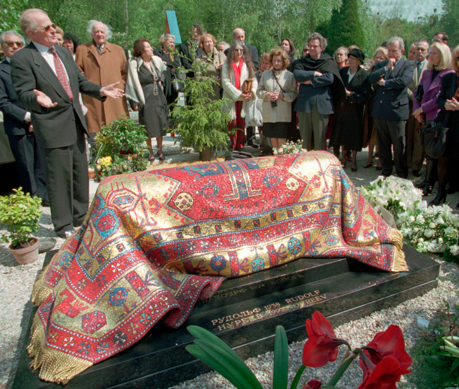 ルドルフ・ヌレエフ基金の会長がヌレエフの墓を飾る新しい石碑を見せる。1996年5月6日、サント＝ジェヌヴィエーヴ＝デ＝ボワの「ロシア人墓地」にて。