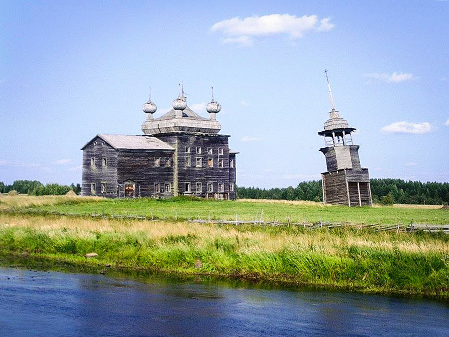 La tour de Pise du Nord de la Russie : église de la Transfiguration, datant du XIXe siècle à Nimenga (1 400 km au nord de Moscou) dans la région d'Arkhangelsk.