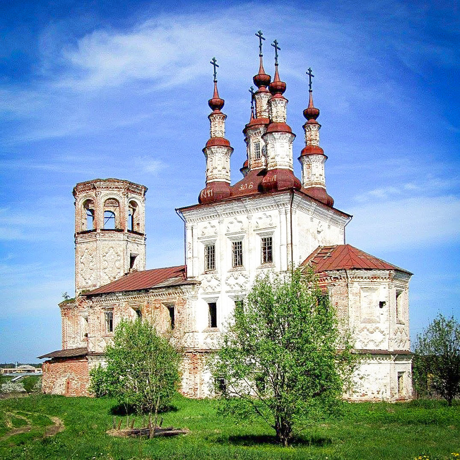 Église de la Résurrection, XVIIIe siècle, dans le style baroque à Varnitsy (500 km au nord de Moscou) dans la région de Vologda.