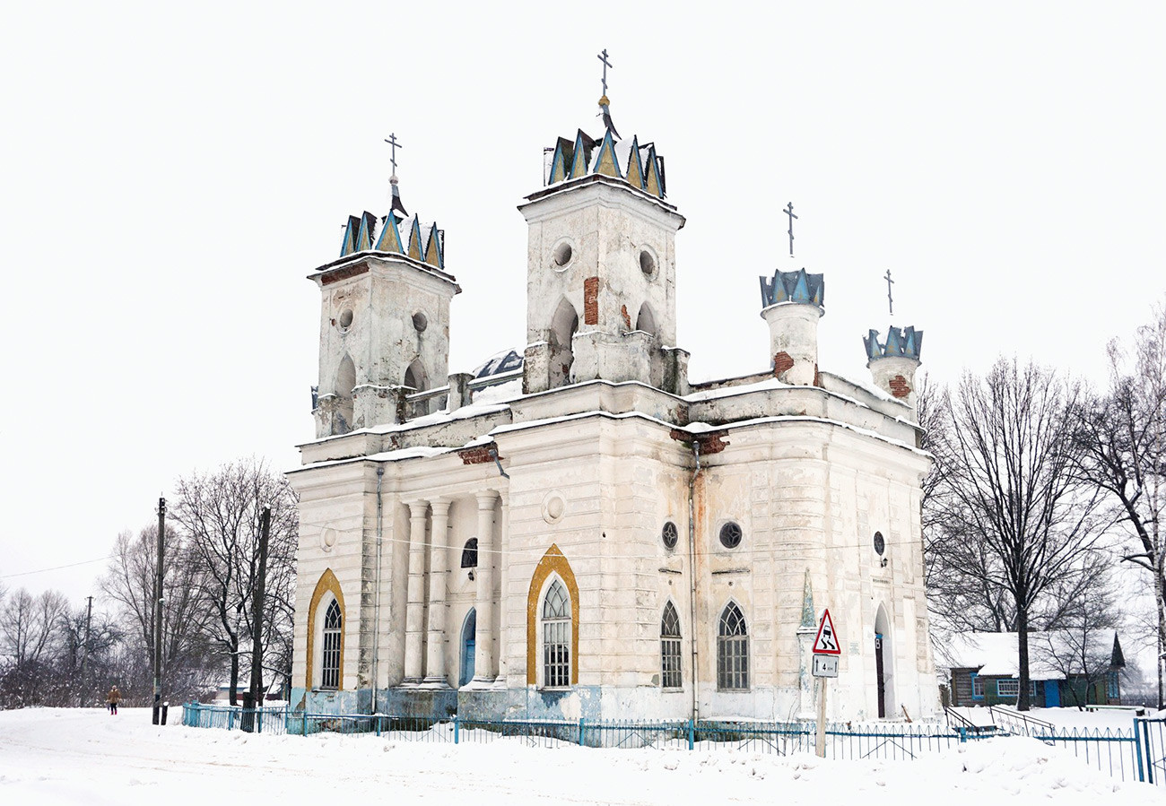 Igreja da Transfiguração, em estilo pseudo-gótico, 1780, Velíkaia Topal, Região de Briansk
