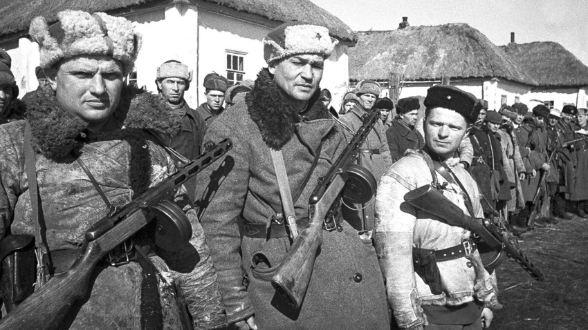 Postroj sovjetskih partizanov iz Frunzejevega odreda v neki vasi pri Kursku, 1943