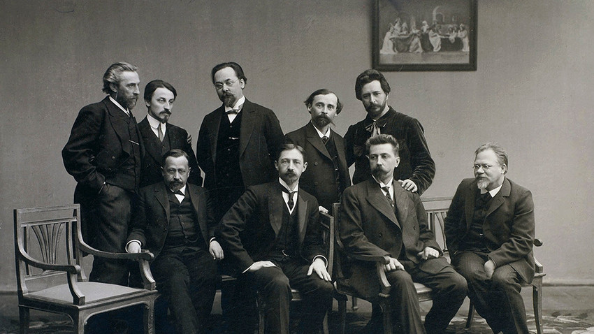Skupina pisateljev, tipičnih pripadnikov ruske inteligence. Na sliki konkretno krožek Sreda v 90. letih 19. stoletja pod vodstvom Nikolaja Telešova.