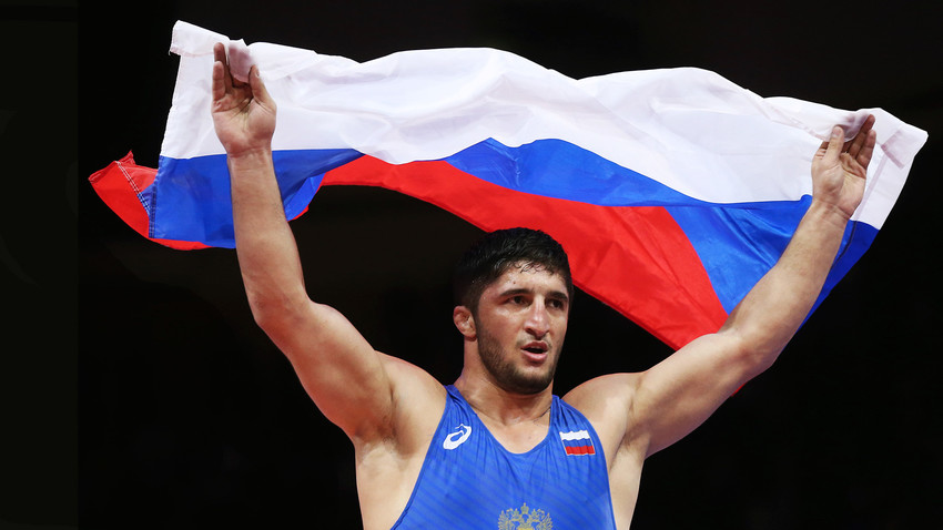 Abdulrashid Sadulayev merayakan kemenangannya dengan memenangkan medali emas pria -92 kg di final gulat di Kejuaraan Gulat Eropa 2018 di Istana Olahraga dan Pemuda Ali Aliyev di Ali Aliyev Palace of Sports and Youth di kota Kaspiysk.
