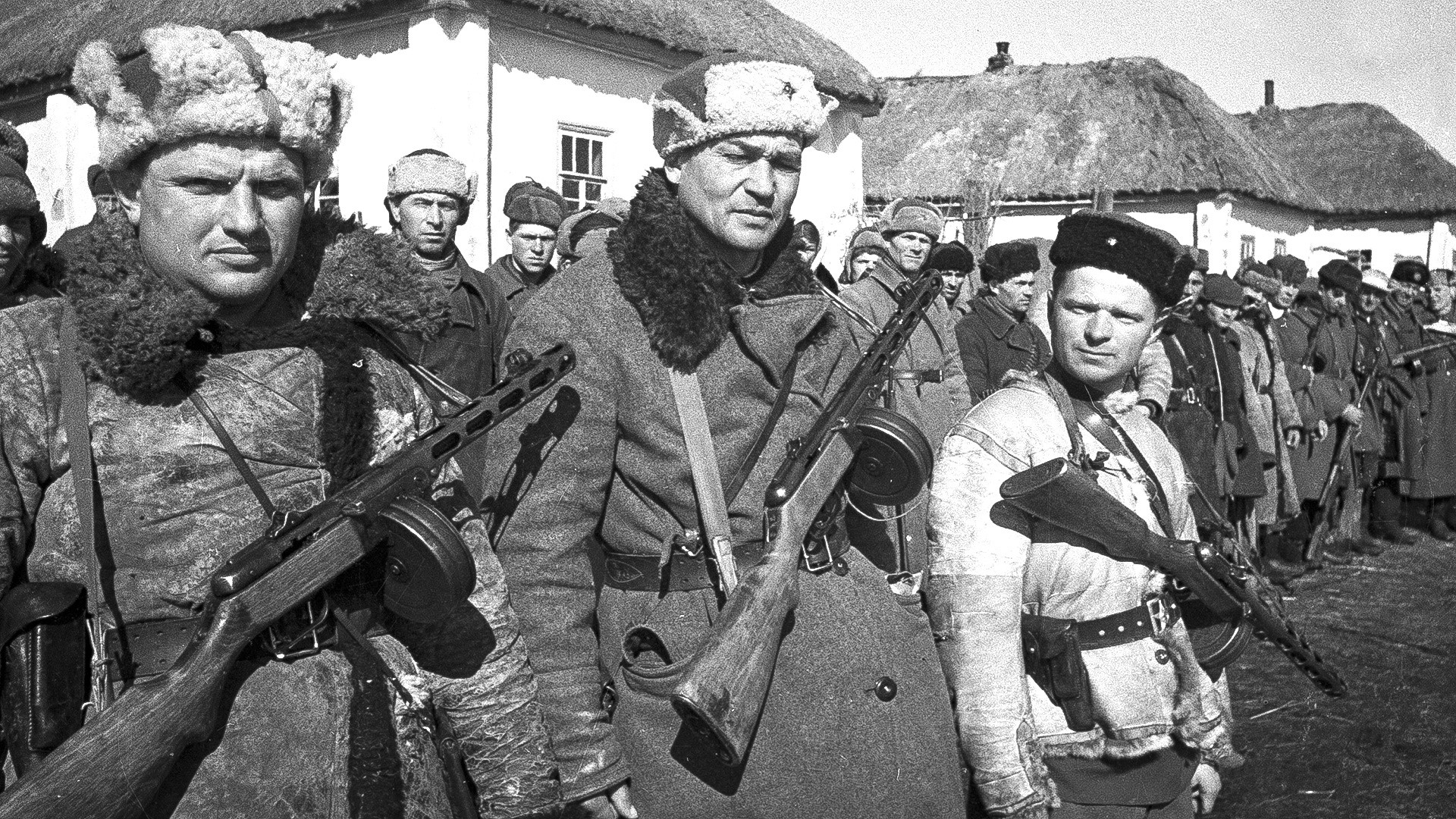 フルンゼ名称部隊のソ連のパルチザン。クルスク付近の村。1943年。
