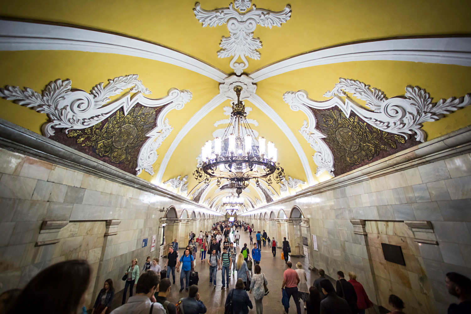 A estação de metrô Komsomólskaia não deixa nada a desejar quanto aos mais belos salões de baile.