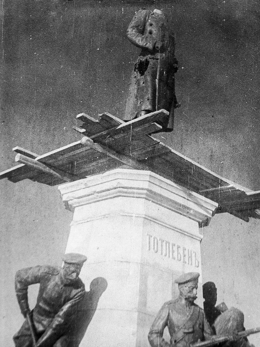 Patung Eduard Totleben (jenderal Rusia) tanpa kepala.