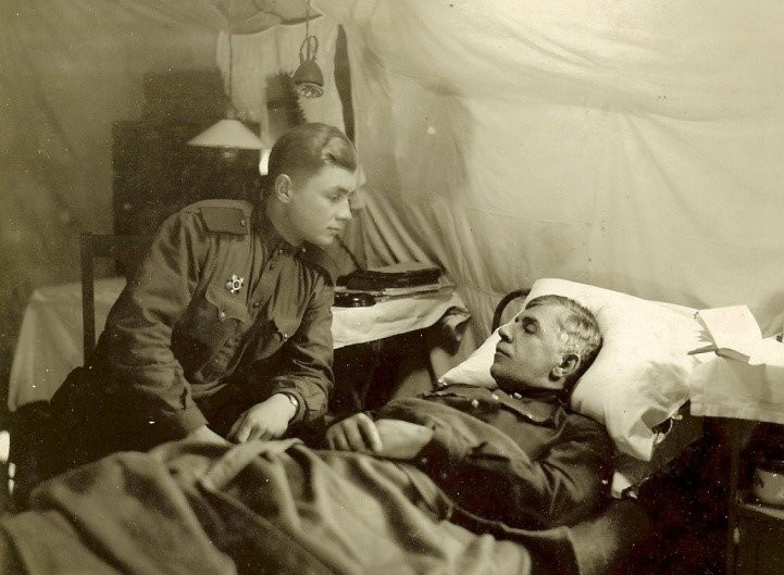Лењинградски фронт, 1942. Владимир Михалкин у посети рањеном оцу, генералу М.С. Михалкину.
