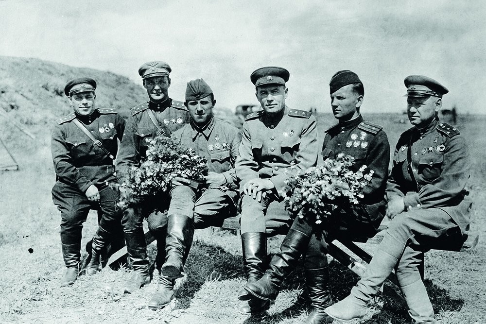 Генерал-поручник К.А. Вершињин са борцима, истакнутим ваздухопловним асовима Великог отаџбинског рата.