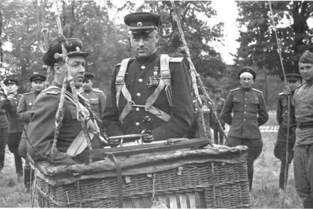 Маршал Совјетског Савеза К.К. Рокосовски и генерал-пуковник артиљерије А.К. Сокољски у корпи извиђачког балона пред полетање.