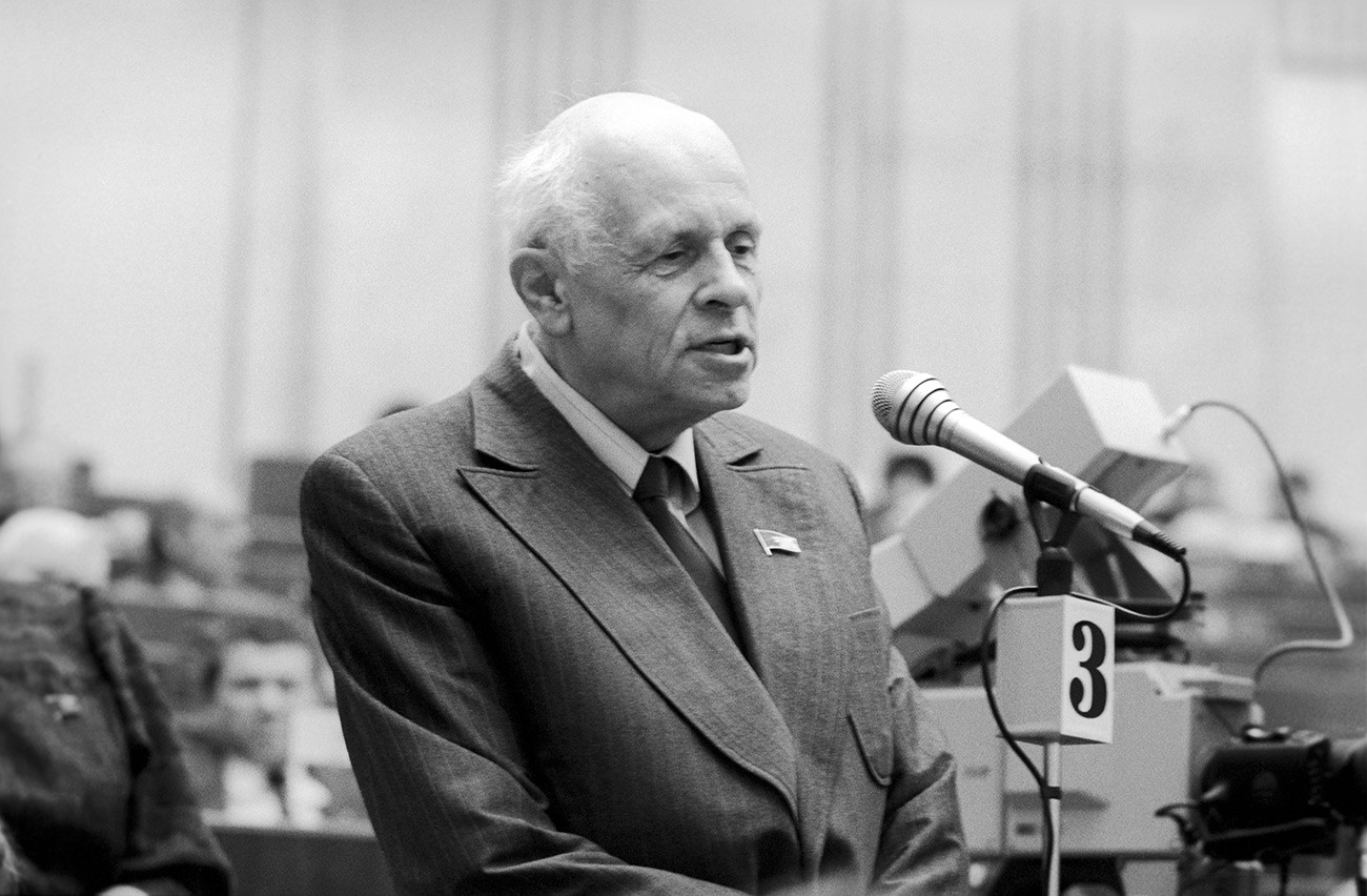 ソビエト連邦最高会議の第二回目のセッションで発表しているアンドレイ・サハロフ。