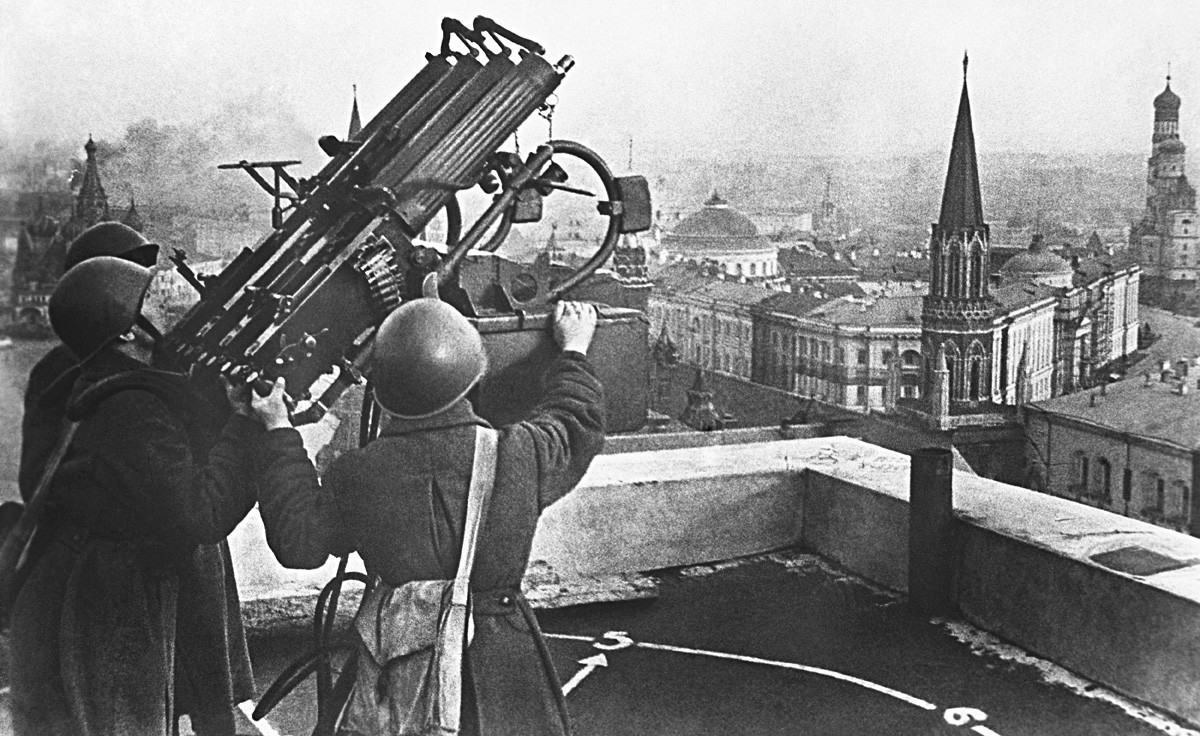 Велики отаџбински рат, 1941, Москва, СССР. Војници рукују четвороцевним противваздухопловним митраљезом штитећи Москву од немачке авијације током Другог светског рата.