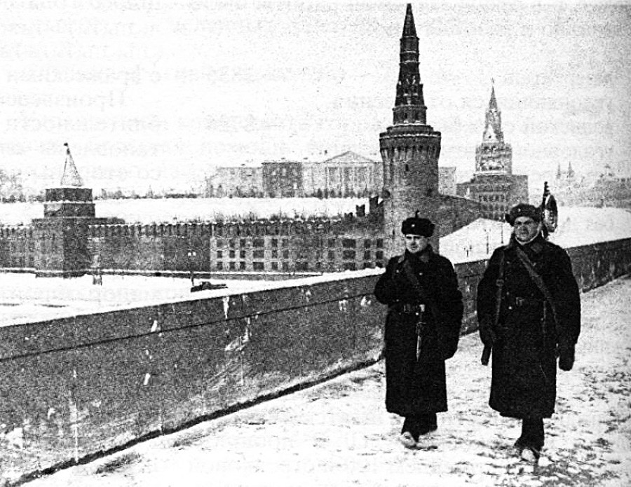 Поглед на Кремљ са Великог москворецког моста. Зидине у куле су маскиране тако да личе на стамбене зграде.