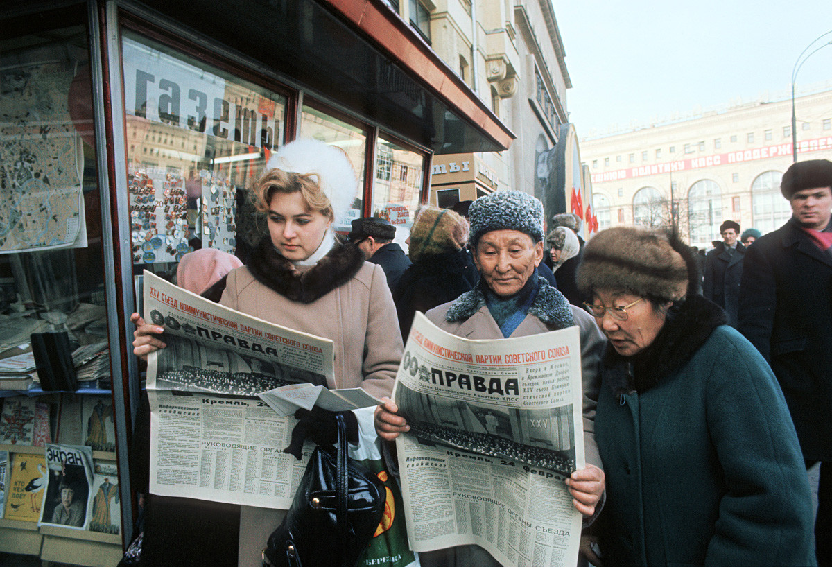 Los residentes de Moscú leyendo el periódico
