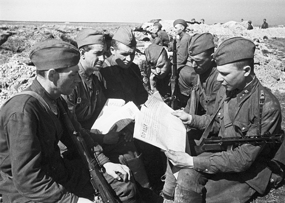 大祖国戦争、1941-1945。レニングラード戦線、1942年。赤軍の軍人たちが「プラヴダ」新聞を読んでいる。