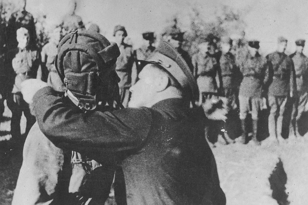 Генерал-полковник А.И. Еременко, командант на Сталинградскиот фронт, им врачува награди на тенкисти и артилерци кои се истакнале во битката.