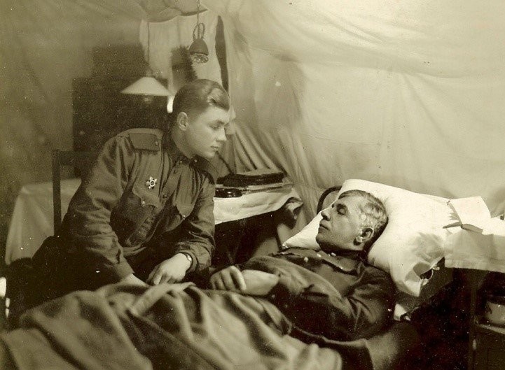 Ленинградски фронт, 1942. Владимир Михалкин во посета на ранетиот татко, генерал М. С. Михалкин.