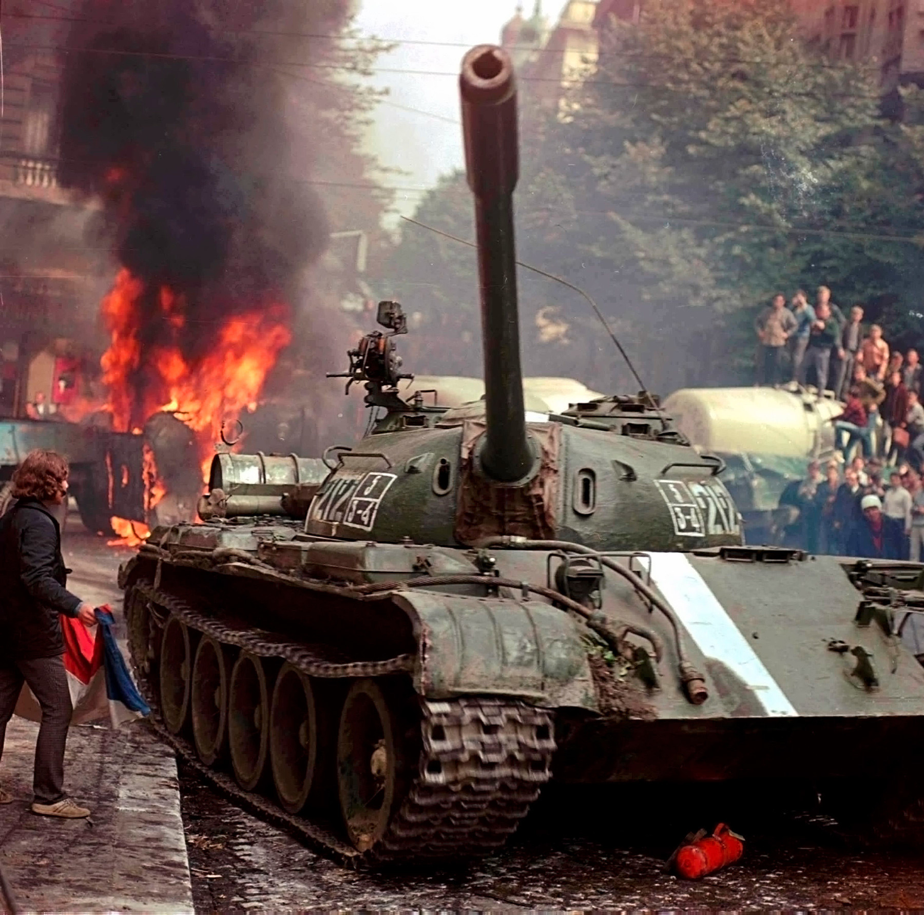 Советски тенк се пробива низ барикадите на улиците на Прага, август 1968 година.