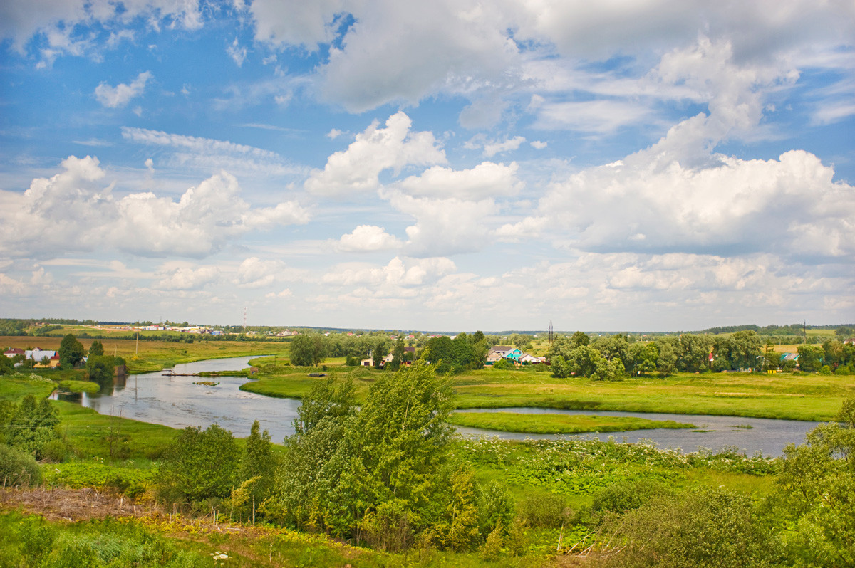 Vista a nord-ovest dal Monastero Luzhetskij verso i prati sul fiume Moscova. 5 luglio 2015
