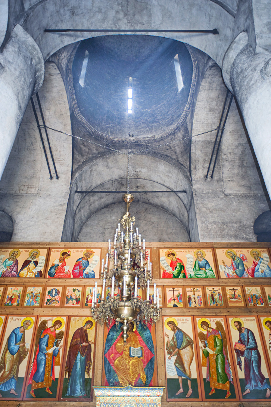 Monastero Luzhetskij. Cattedrale della Natività della Vergine. Interno, vista est verso l’iconostasi e la cupola principale. 5 luglio 2015
