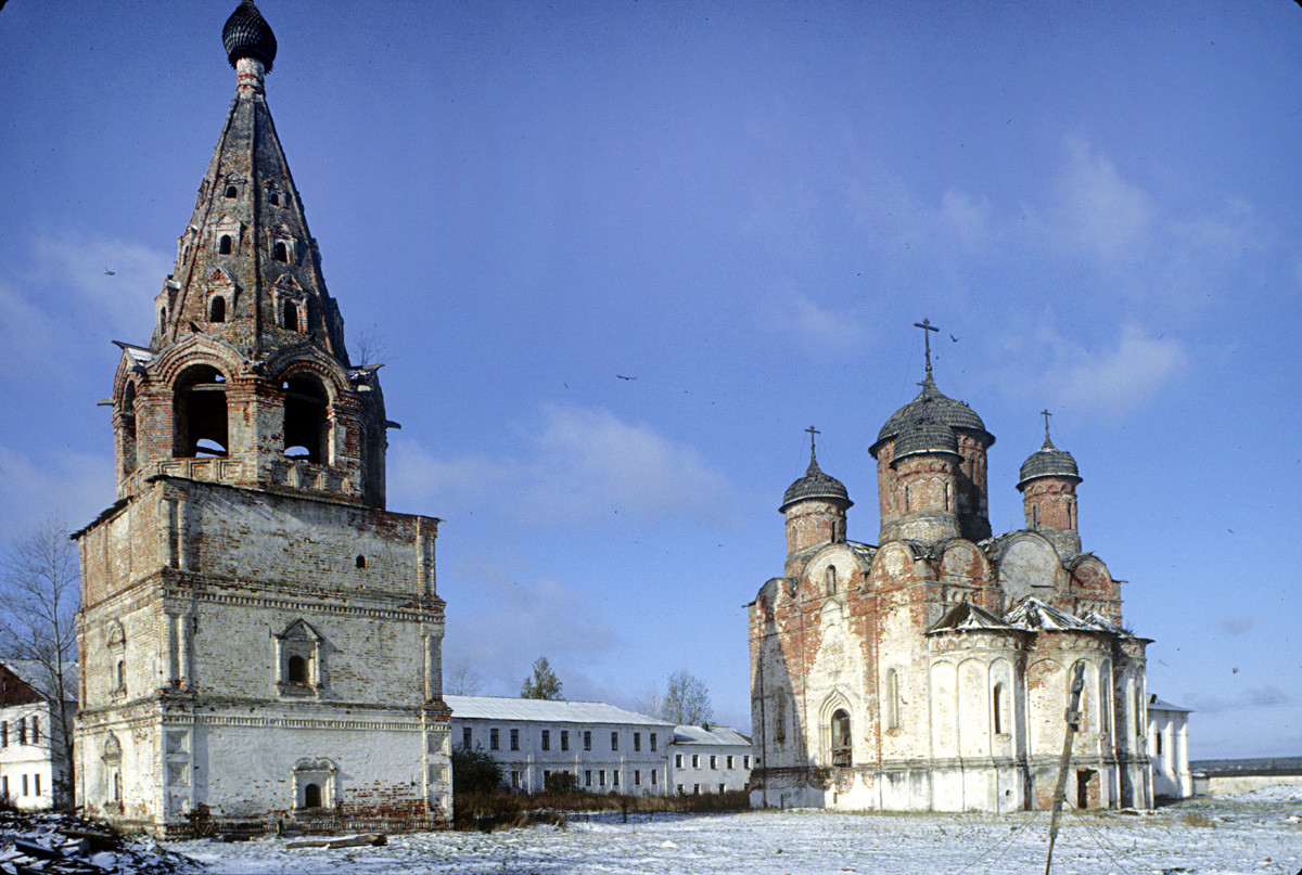 Monastero Luzhetskij. Da sinistra: Campanile, chiostri, Cattedrale della Natività, vista sud-est. 14 ottobre 1992
