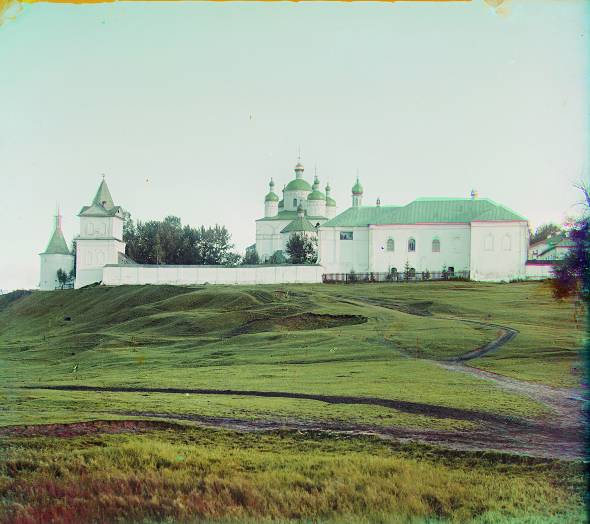 Monastero Luzhetskij. Vista nord dalla riva del fiume Moscova. Da sinistra: parete e porta nord, Cattedrale della Natività, Chiesa della Presentazione con refettorio. Estate 1911
