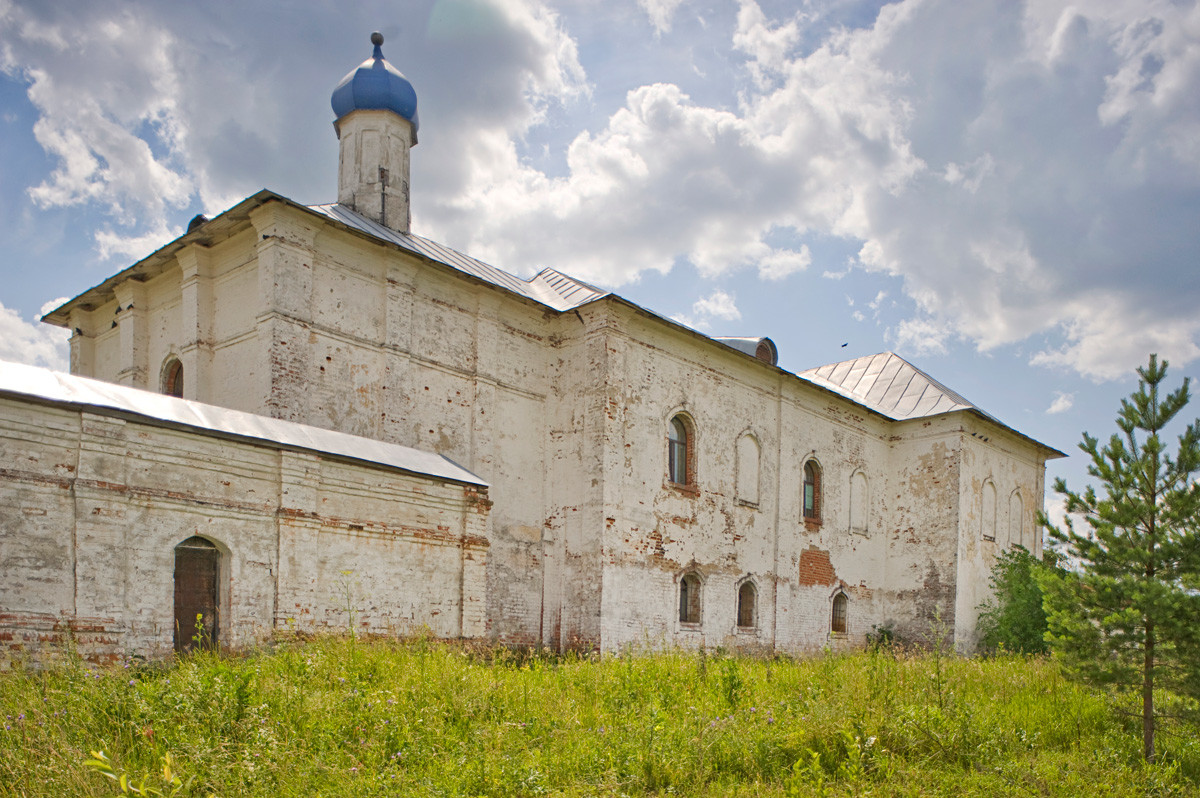 Monastero Luzhetskij. Chiesa della Presentazione con refettorio, vista nord-est. 5 luglio 2015
