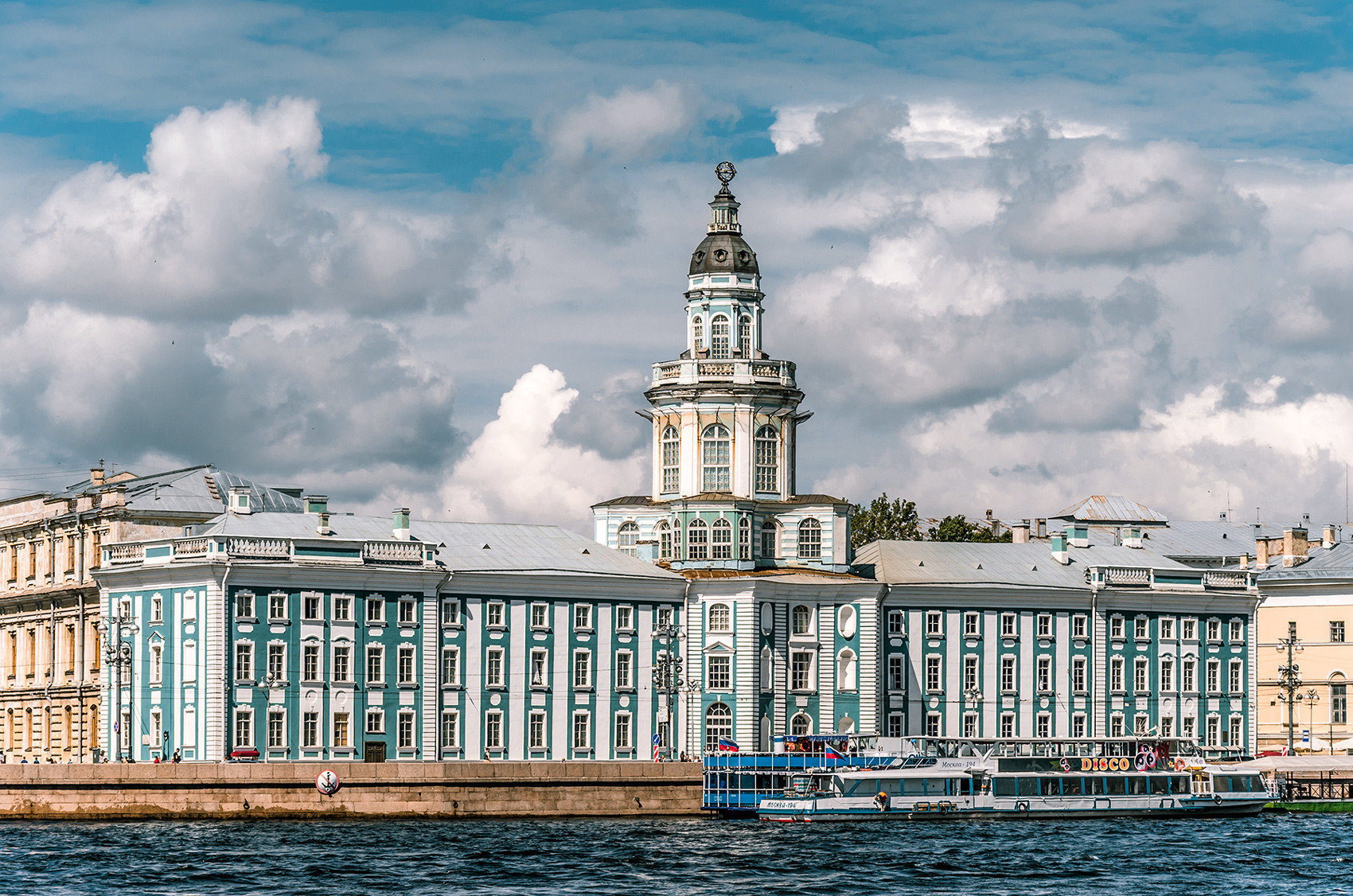 O primeiro museus da Rússia, Kunstkamera, em São Petersburgo.
