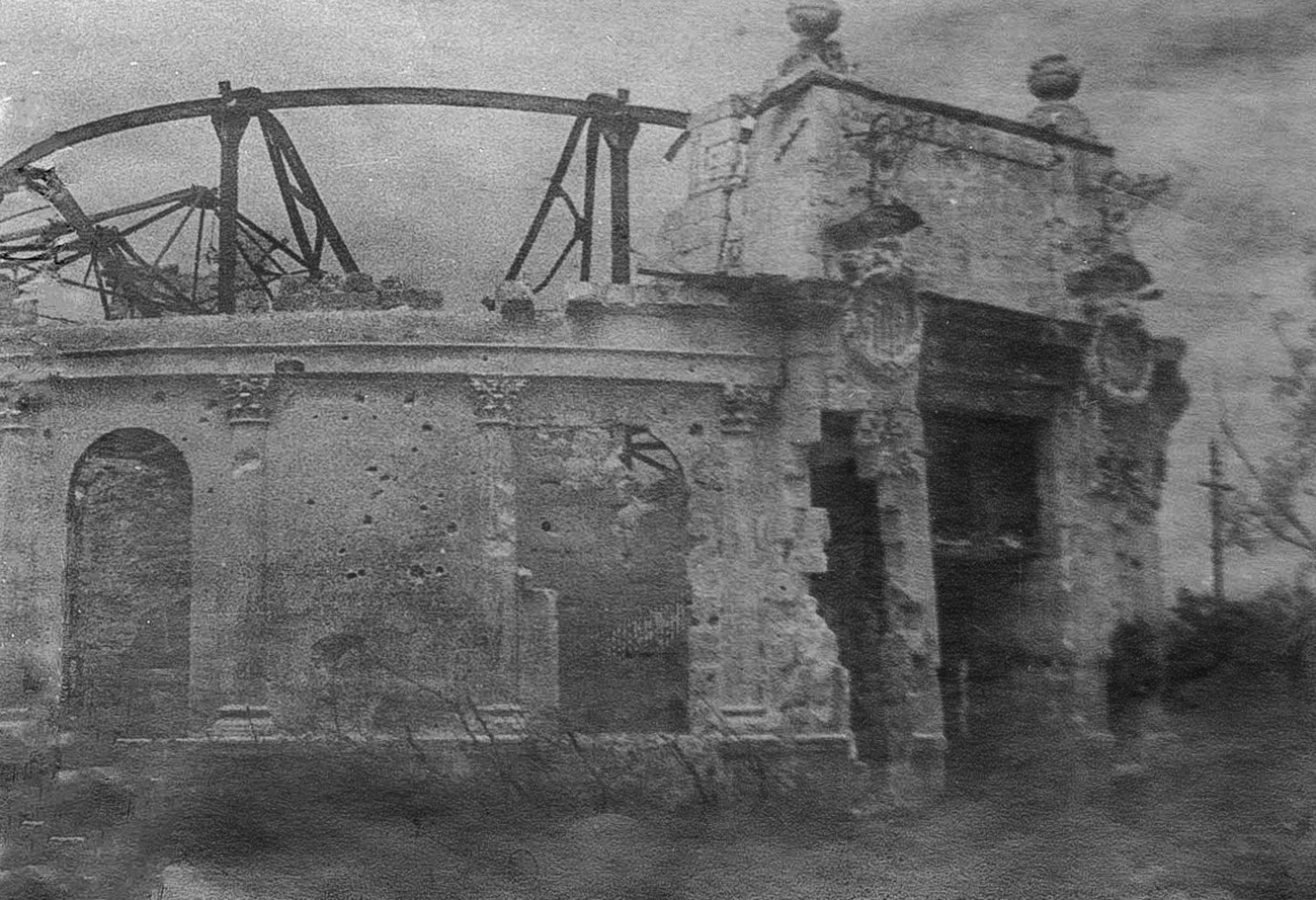 Teatro Lunacharski, volado y quemado hasta los cimientos.