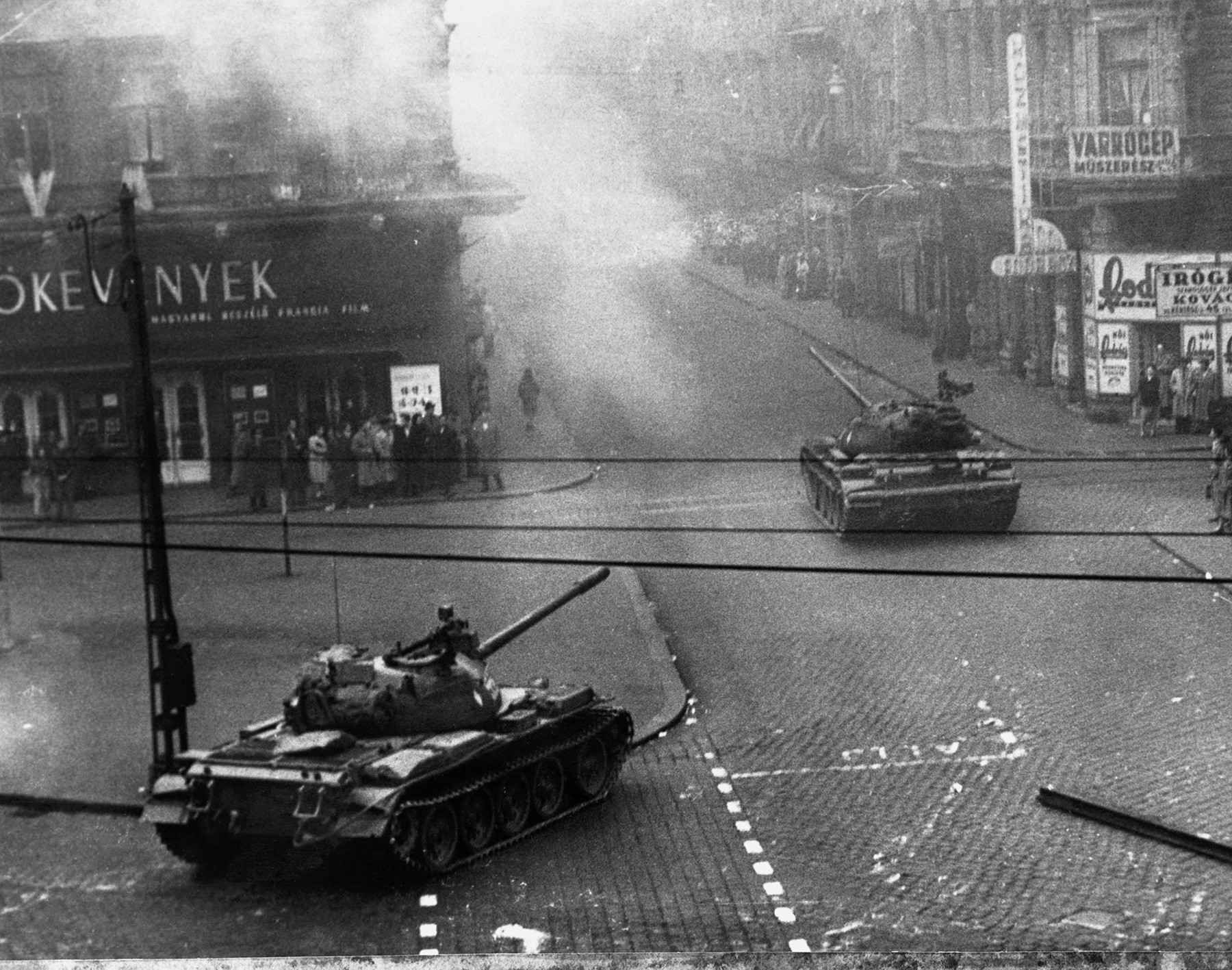 Des chars soviétiques dans les rues de Budapest.
