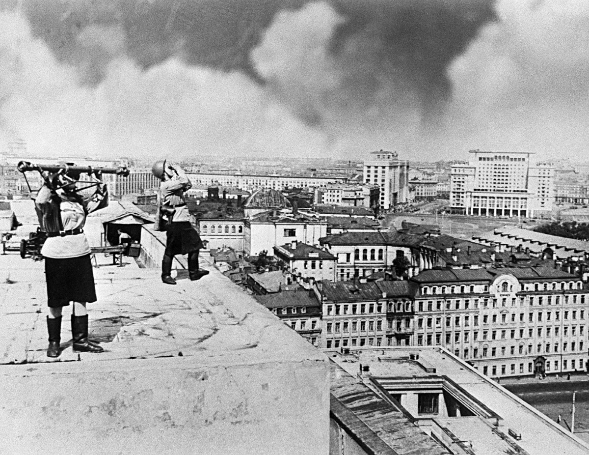 Wachposten auf dem Dach des Bolschoi-Theaters