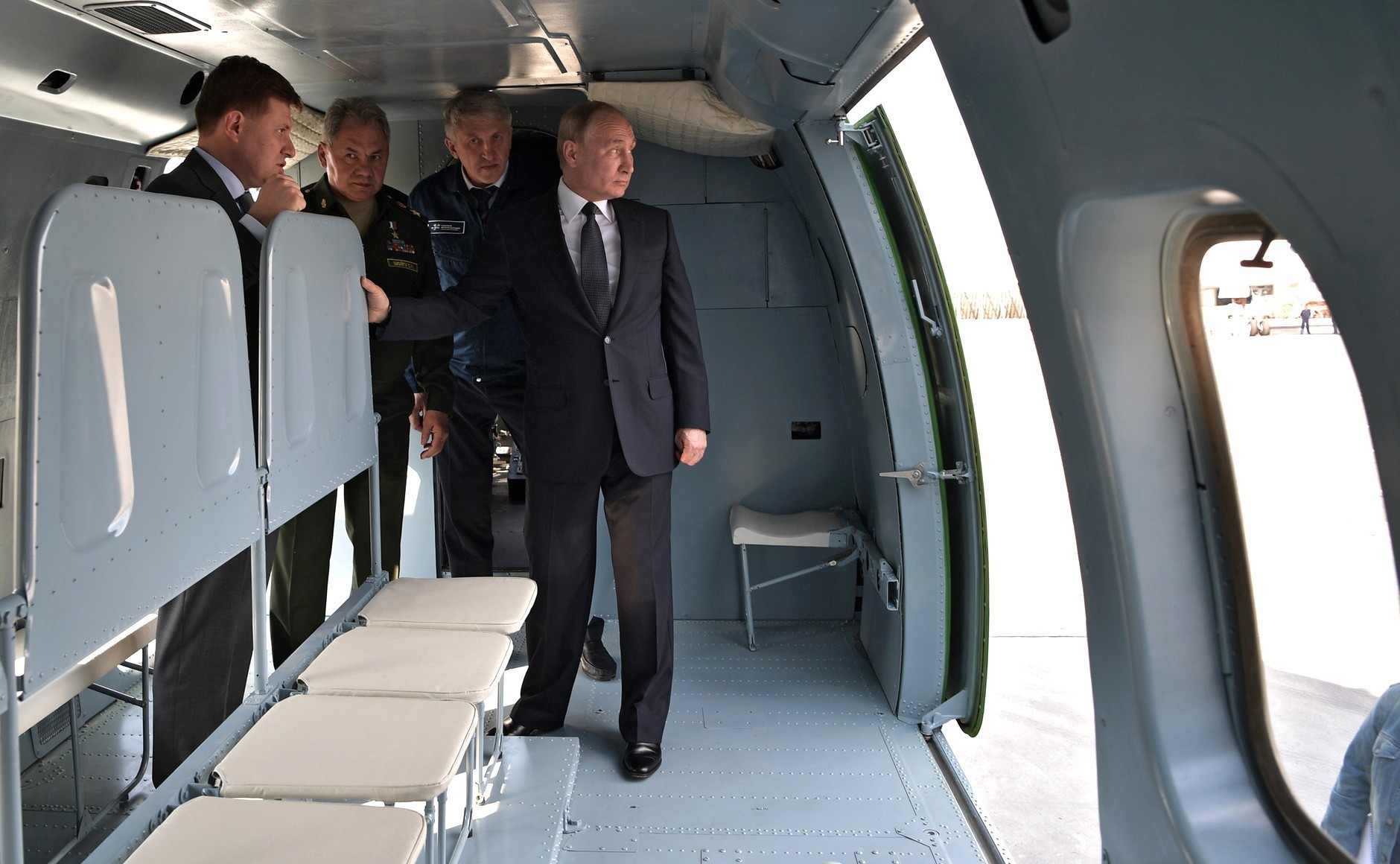 Претседателот на РФ Владимир Путин во најновиот хеликоптер Ми-38Т.