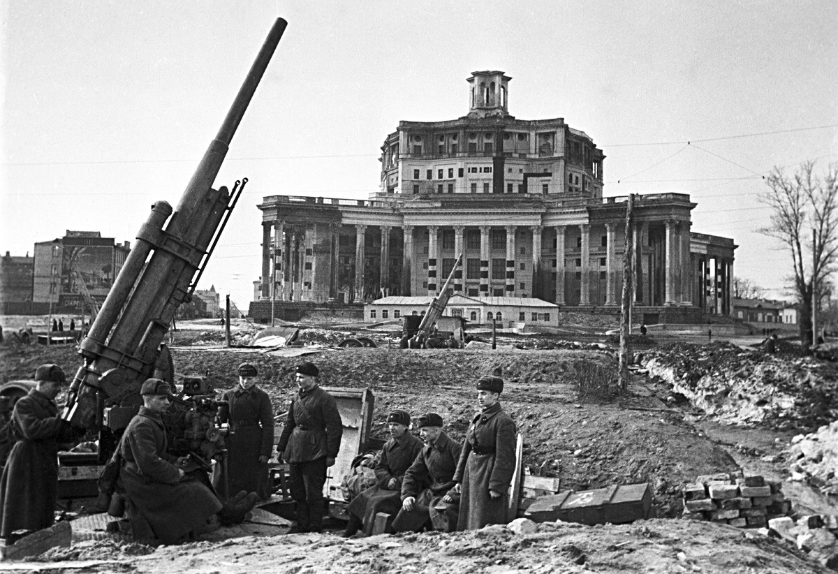 Sistema de defensa aérea delante del Teatro Bolshói en Moscú, noviembre de 1941.