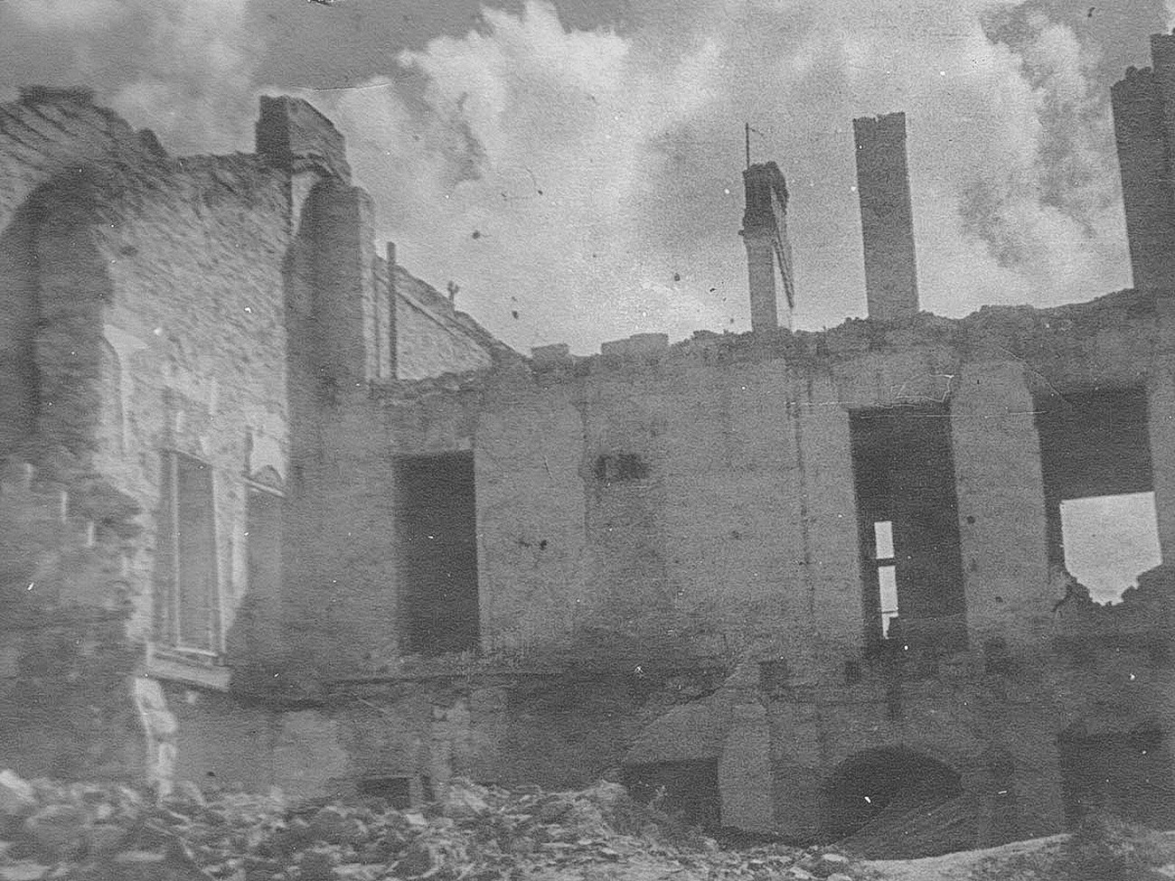 Edifícios residenciais na rua Lênin destruídos pelos ocupantes