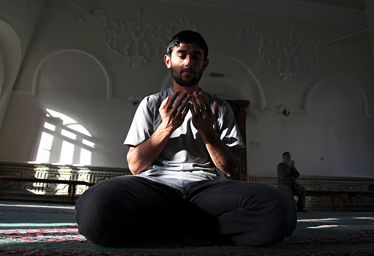 Seorang pria berdoa di dalam Masjid Al-Marjani (juga dikenal sebagai Marjani) di Kazan, Republik Tatarstan, Rusia.