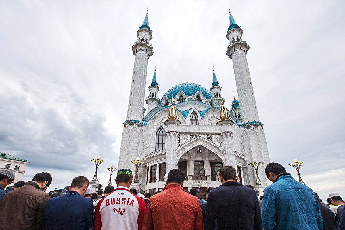 Umat Islam melaksanakan salat Id di Masjid Kul Sharif di Kremlin Kazan pada Hari Raya Idul Fitri.