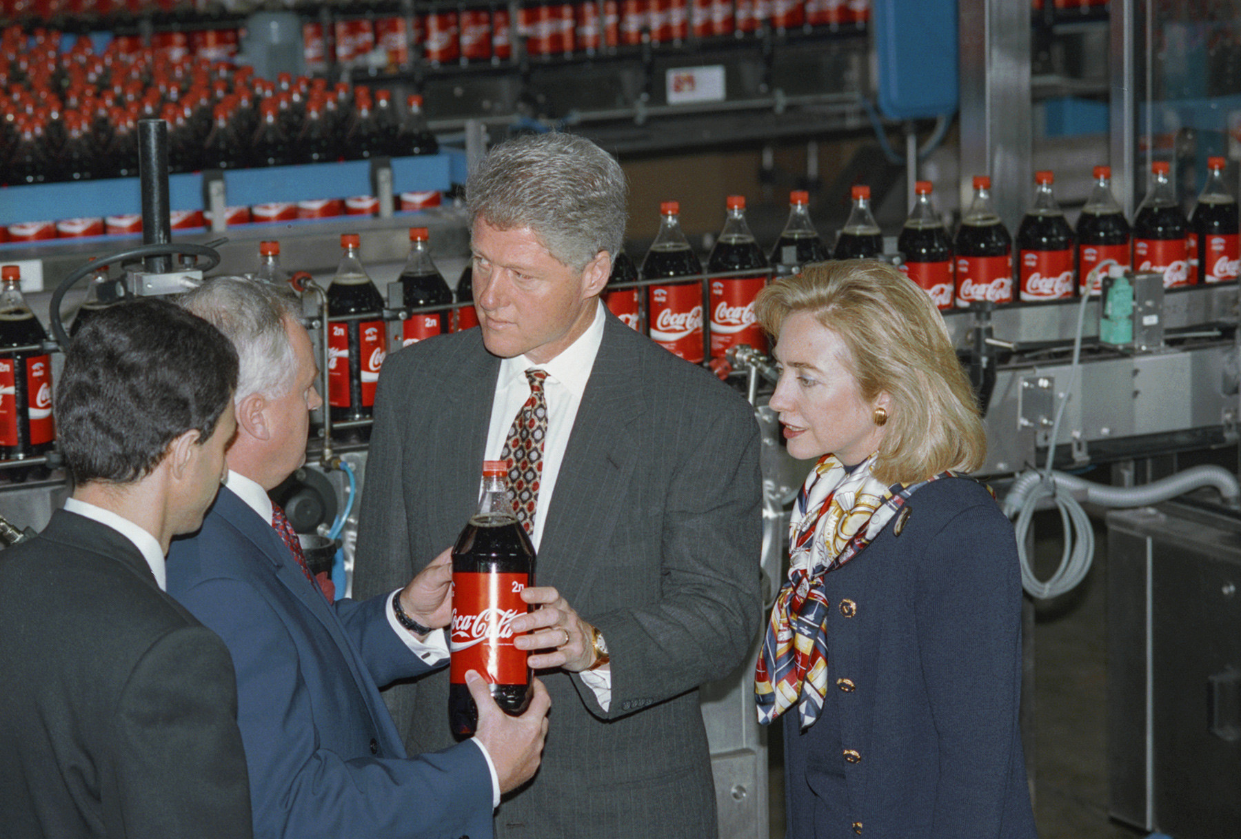 Le président américain Bill Clinton et son épouse, Hillary, visitent l’usine de Coca-Cola à Moscou, mai 1995.