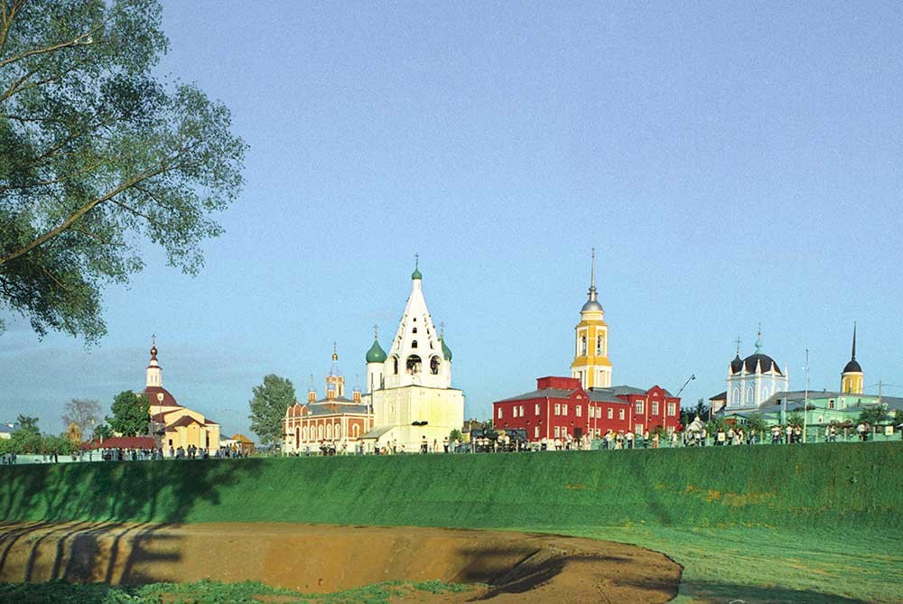 Kolomna panorama, northwest view. From left: Church of Resurrection in the Fortress, Church of Tikhvin Icon of the Virgin, Bell tower & Dormition Cathedral, School No. 3, bell tower of New Golutvin Trinity Convent, Church of Intercession at New Golutvin Convent. May 24, 2007.