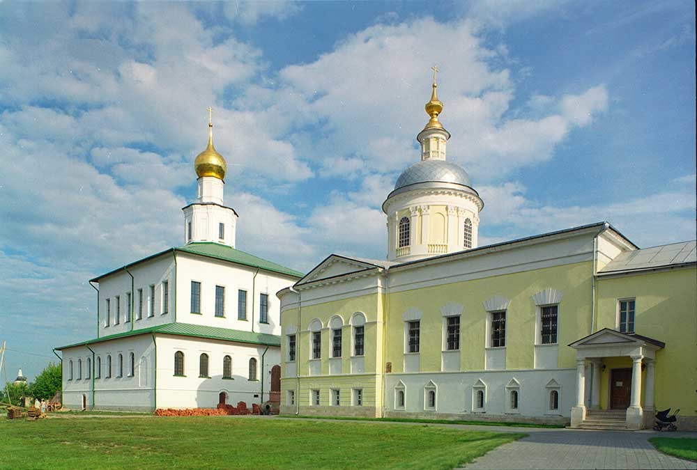 Old Golutvin Monastery. Epiphany Cathedral (left) & St. Sergius Church with refectory, northwest view. July 21, 2006.
