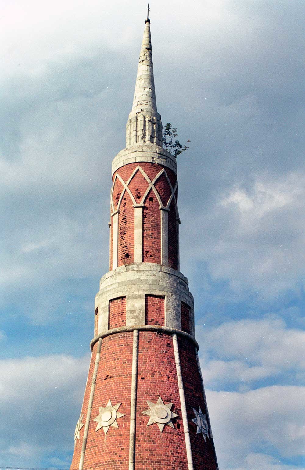 Old Golutvin Monastery. NE tower, upper tiers & limestone spire. July 21, 2006.