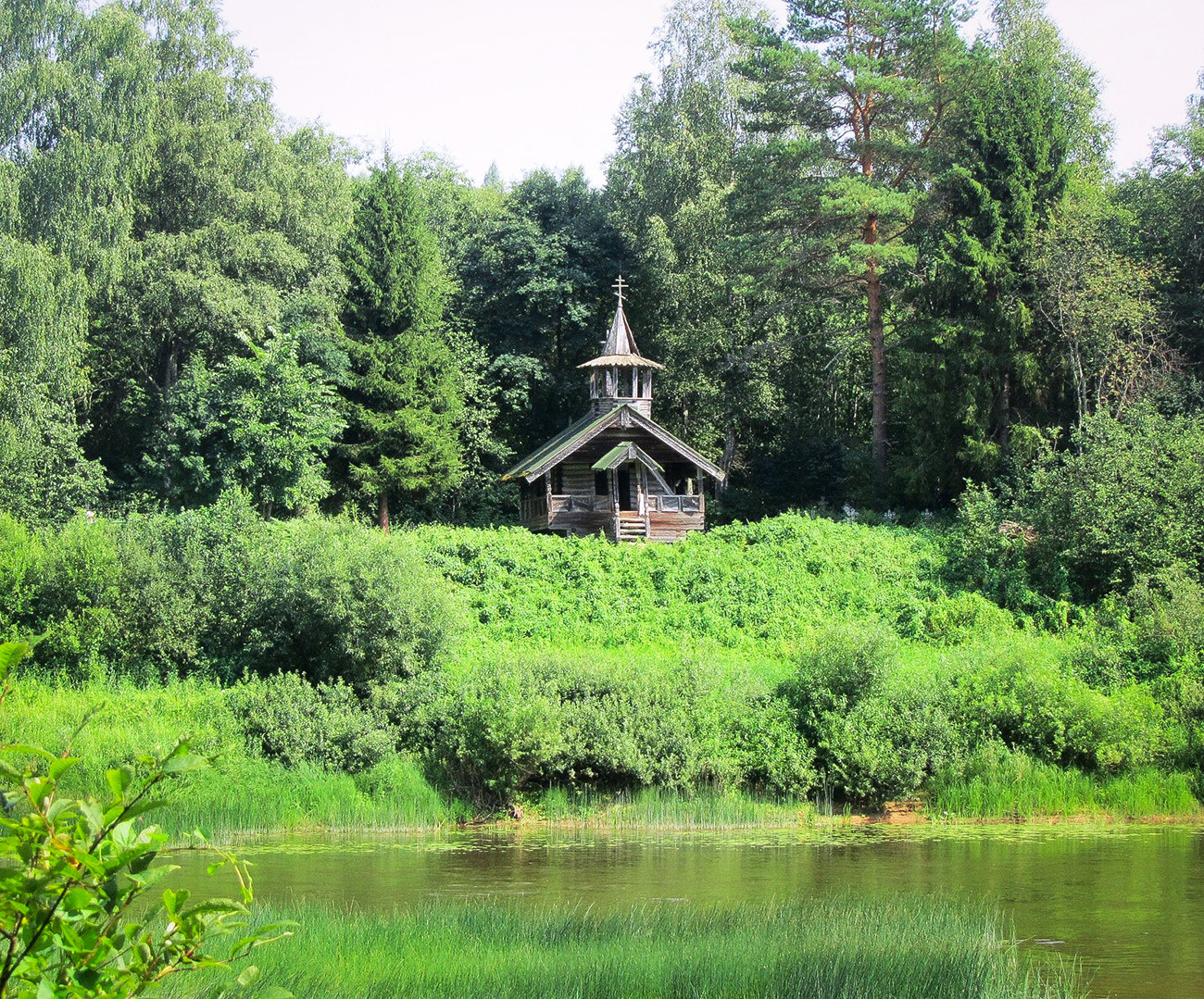 Tichwin-Kapelle aus dem 17. Jahrhundert im Dorf Bolschoje Pechowo (am Fluss Msta), Region Nowgorod