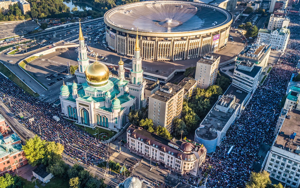 Од птичја перспектива. Муслимани на молитва на улиците околу московската Соборна џамија за време на празникот Курбан Бајрам.