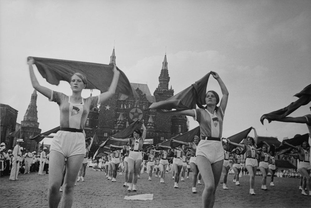 Jeunes filles aux foulards. Parade sportive sur la place Rouge, 1935