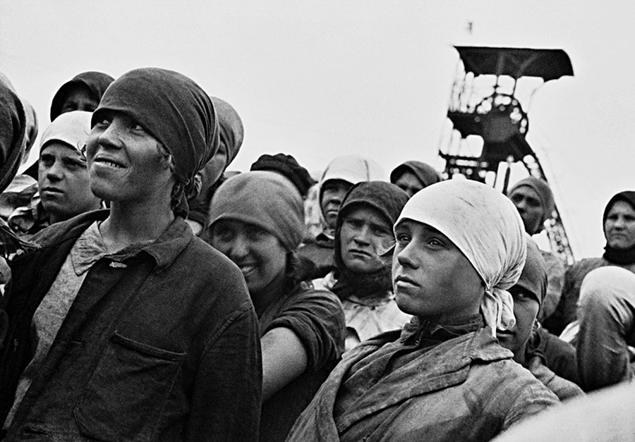 « Sur appel du Komsomol – à la mine ! », 1930