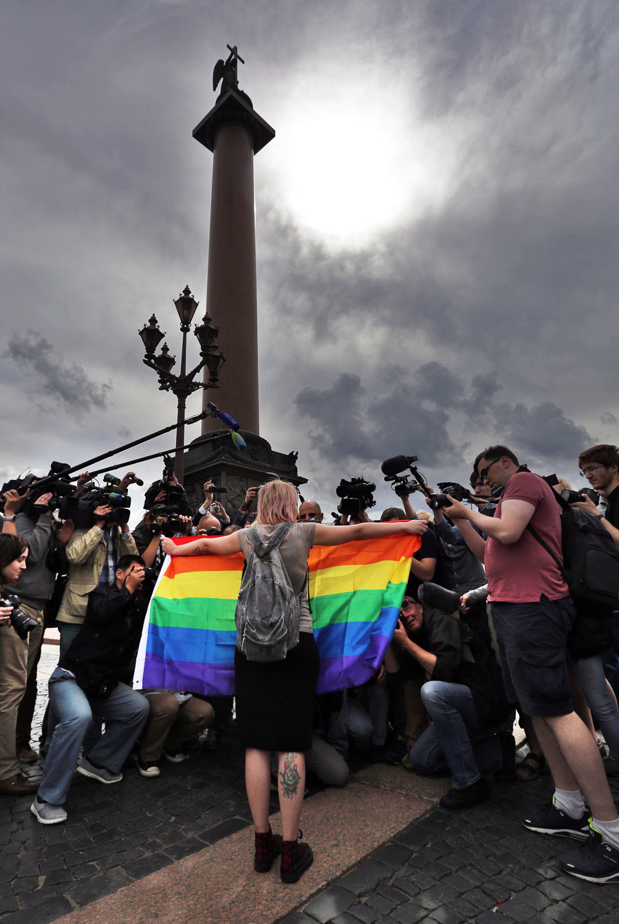 Activista LGBT durante una protesta contra el odio y la intolerancia protagonizada solamente por ella, San Petersburgo.